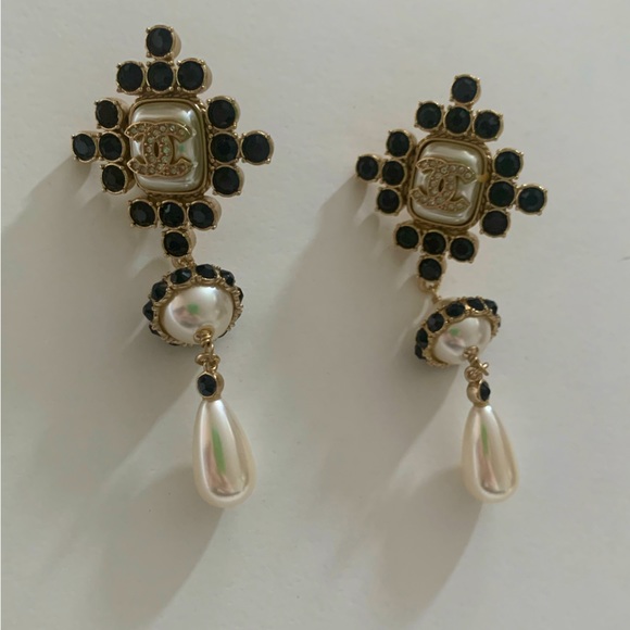 CHANEL Jewelry - Authentic CHANEL Pearl and Gold CC Logo Dangle Earrings, 22 Collection - RARE